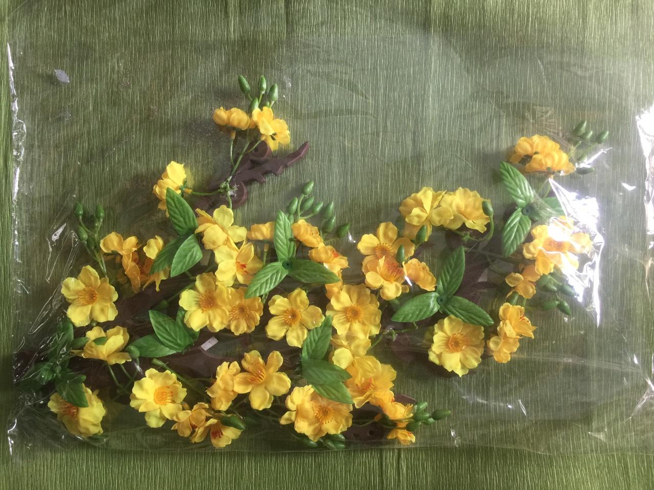 Nhánh hoa mai trang trí tết