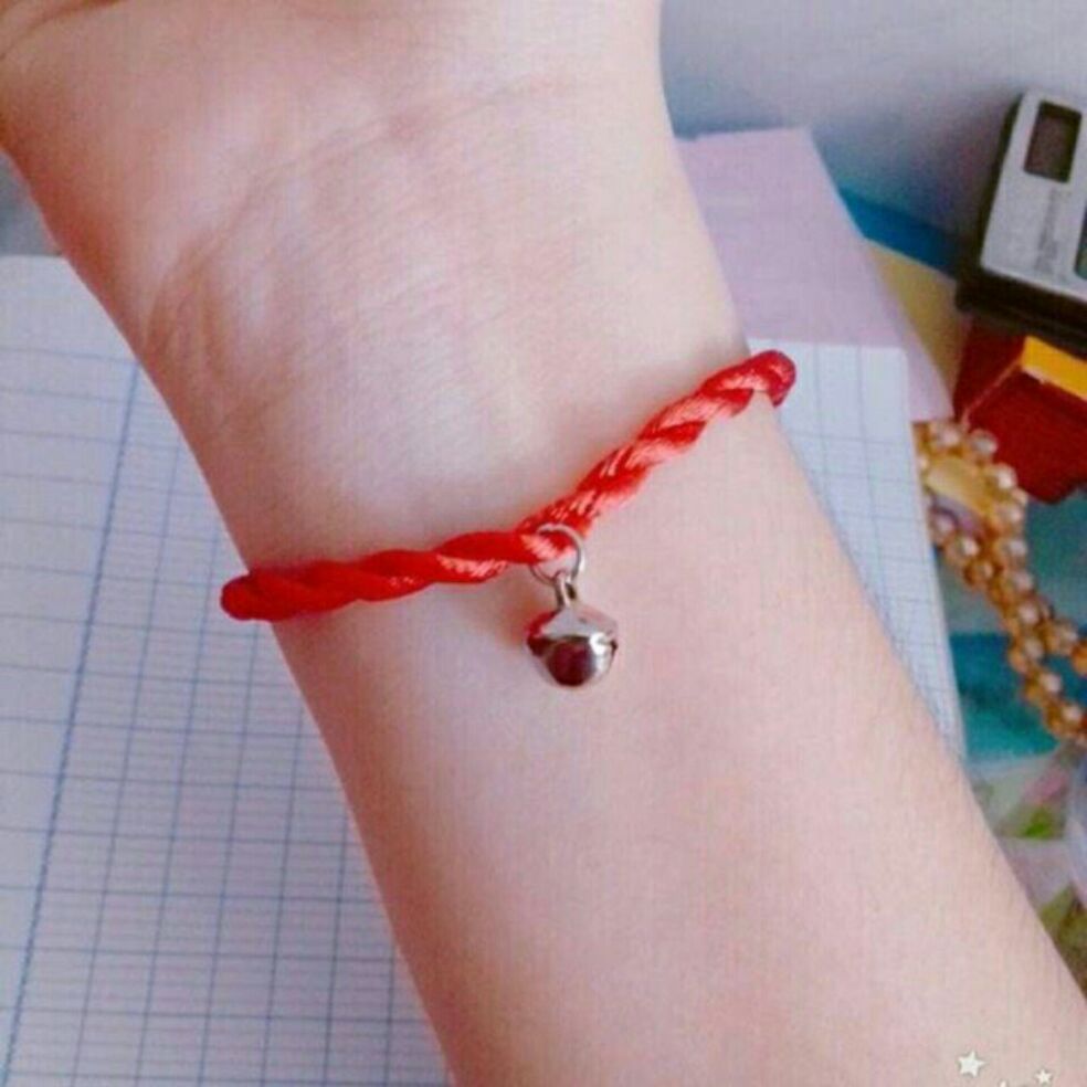 Vòng tay chỉ đỏ may mắn kèm hạt chuông