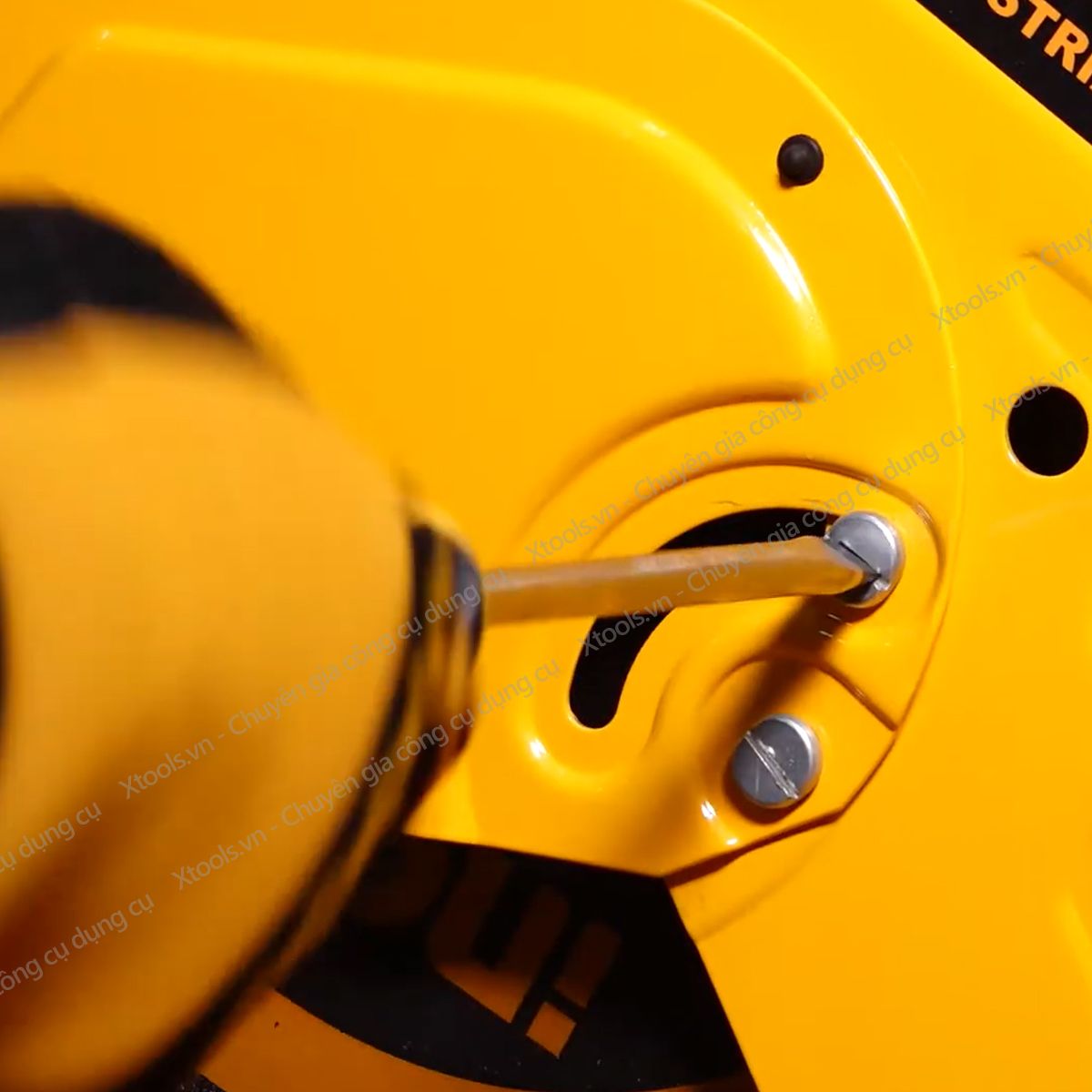 Bộ 10 tua vít HKSD1028 thiết kế nhỏ gọn. Bộ tuốc nơ vít chất liệu CR-V, đuôi tròn, tay cầm bọc thêm 1 lớp nhựa tạo cảm giác êm ái