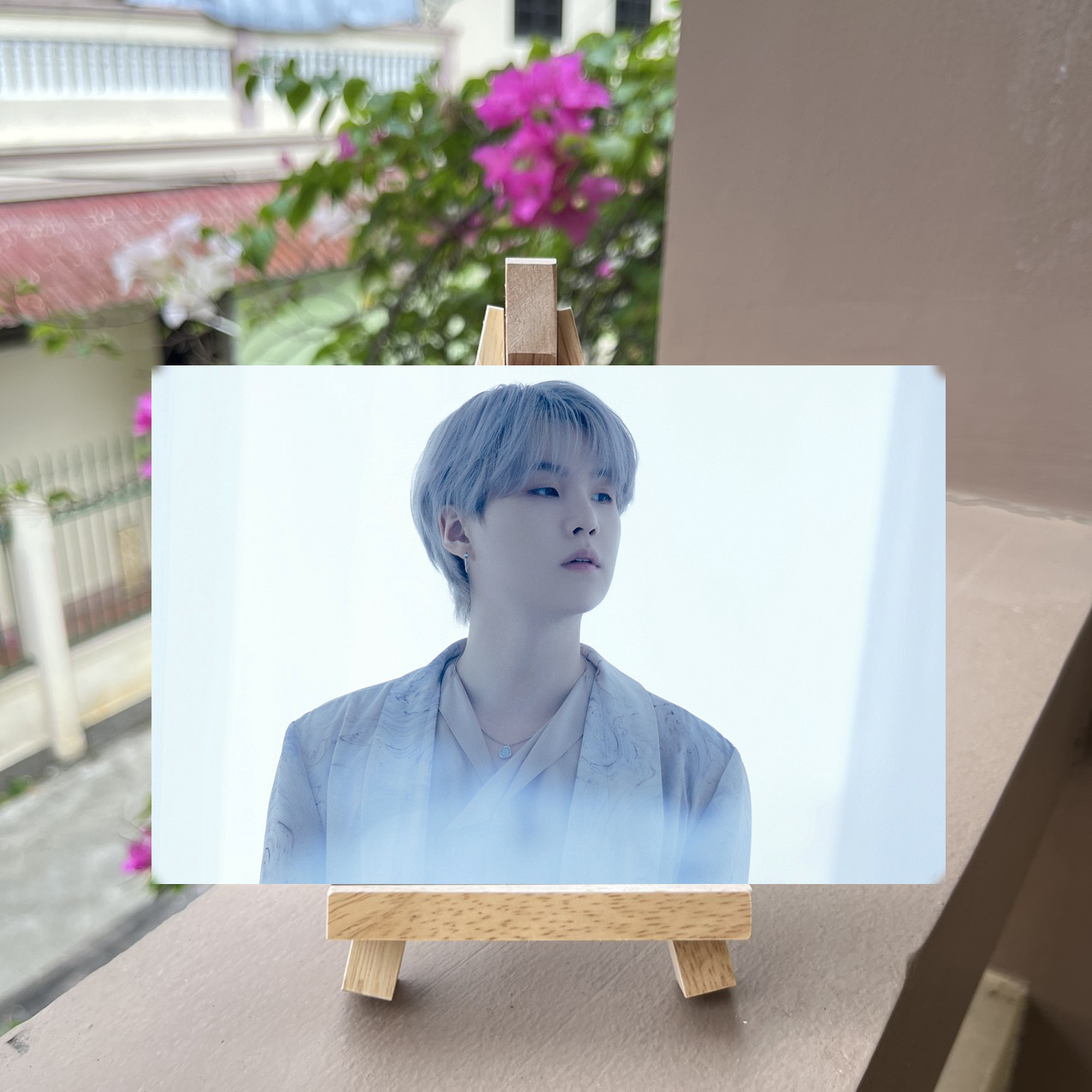 Khung ảnh BTS ( tặng kèm kệ gỗ)