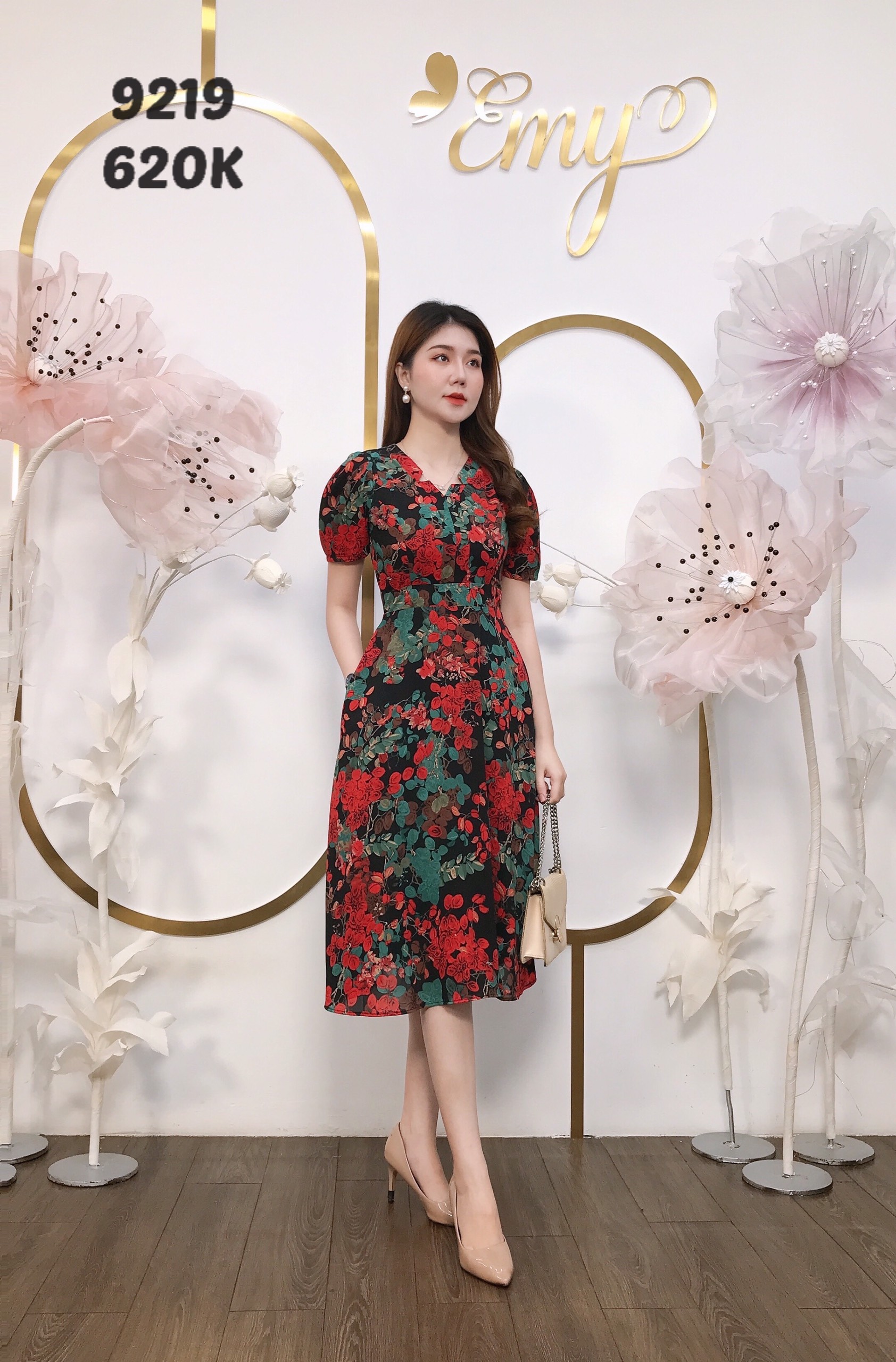 Đầm EMY EM9219 Xoè Cổ V Hoa Đỏ