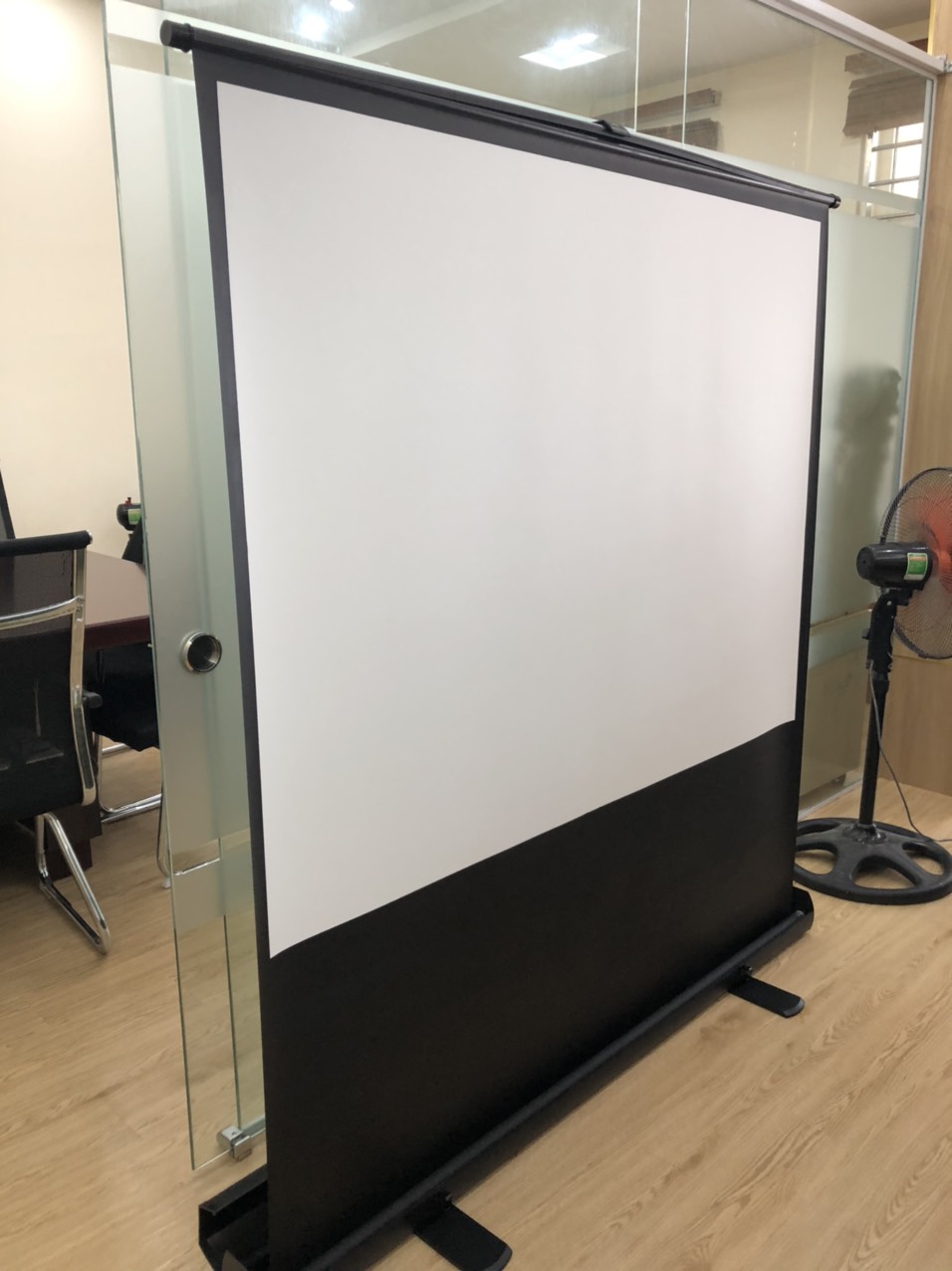 MÀN CHIẾU ĐỂ SÀN 72 INCH- DALITE