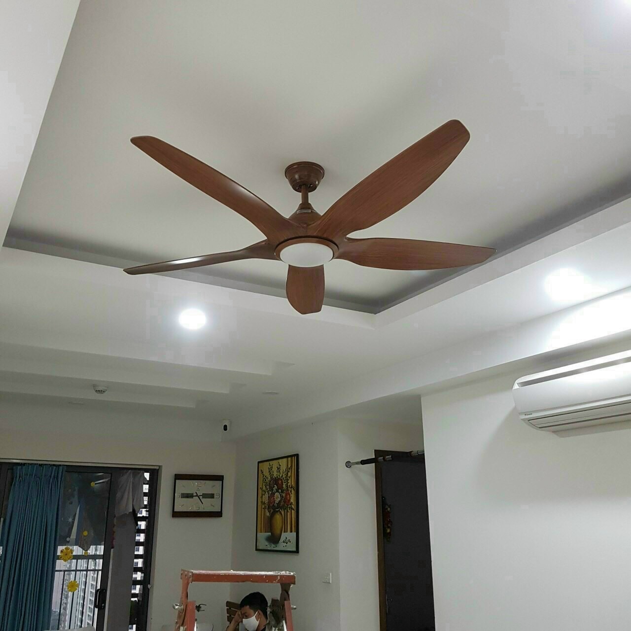 Quạt trần có đèn, động cơ tiết kiệm điện ĐC, Quạt trần màu trắng, vân gỗ, có đèn trang trí, Rất êm và sang trọng, tặng bộ điều khiển từ xa