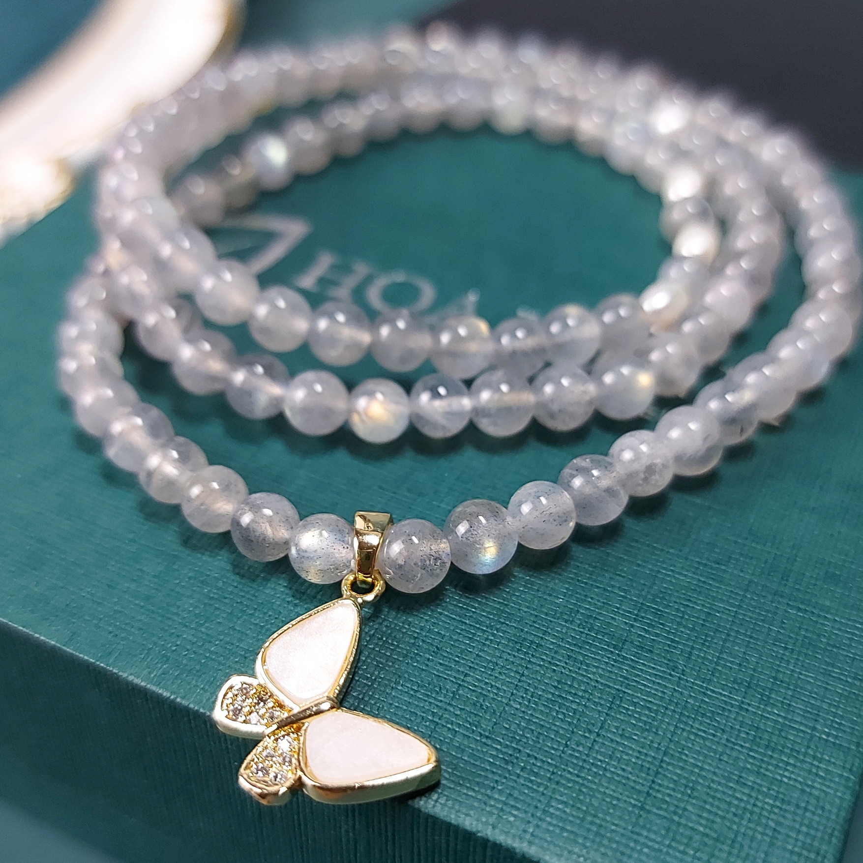 Vòng tay đá Hắc Nguyệt Quang Labradorite đá Xà Cừ chuỗi 108 hạt 5.4 li quấn 3 vòng phối charm bướm hồ điệp, ngọc trai sang trọng quý phái | Hoa Minh Gem