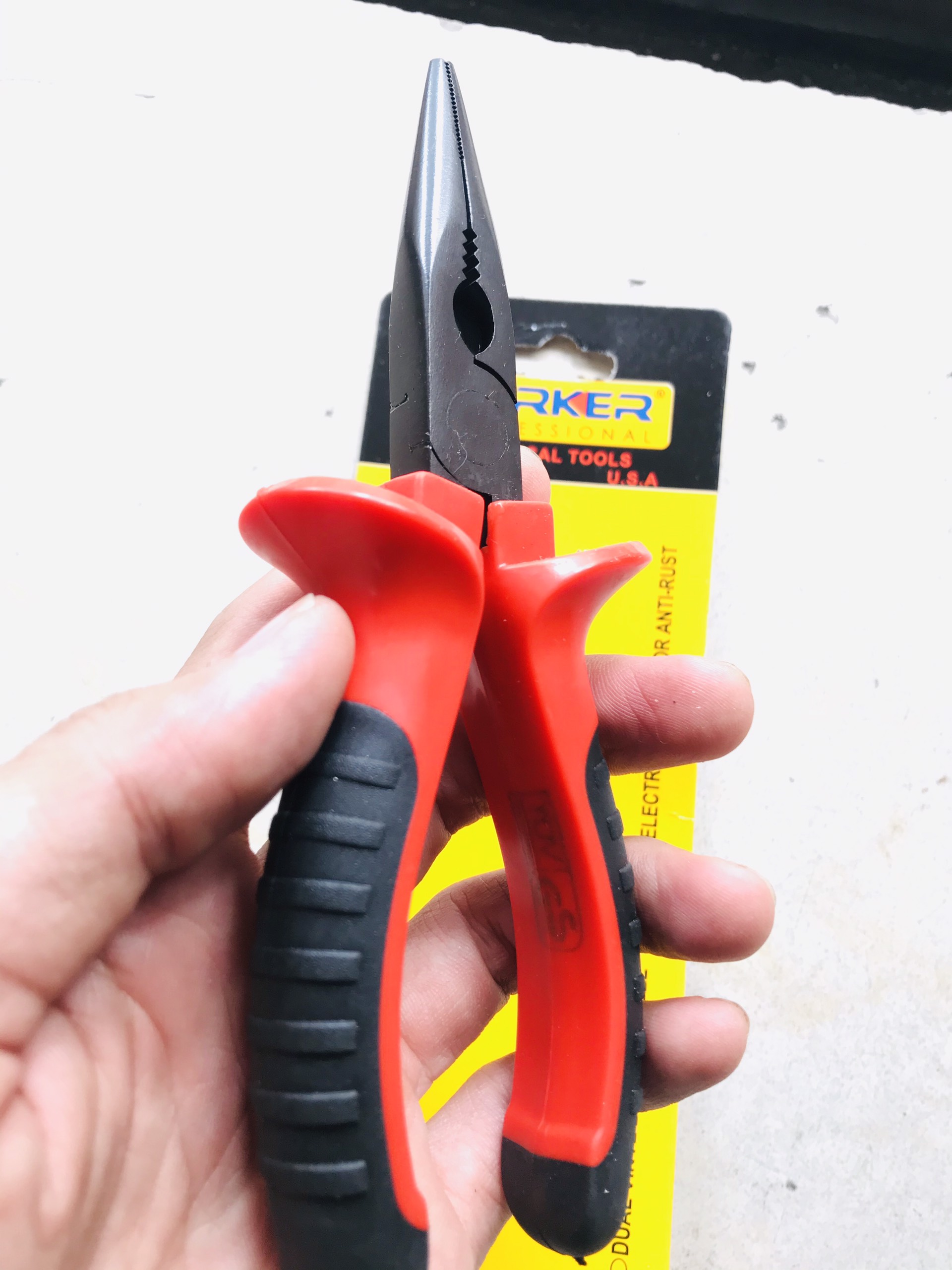 Kìm nhọn 6-1/2" đen đỏ BARKER 95-116B