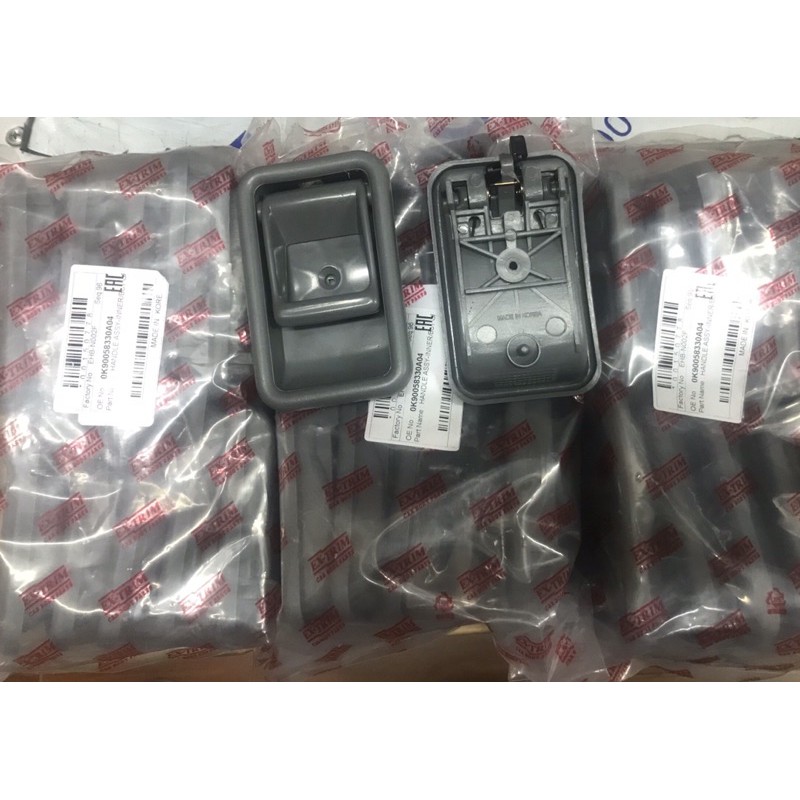 Tay mở trong Kia Pride, CD5