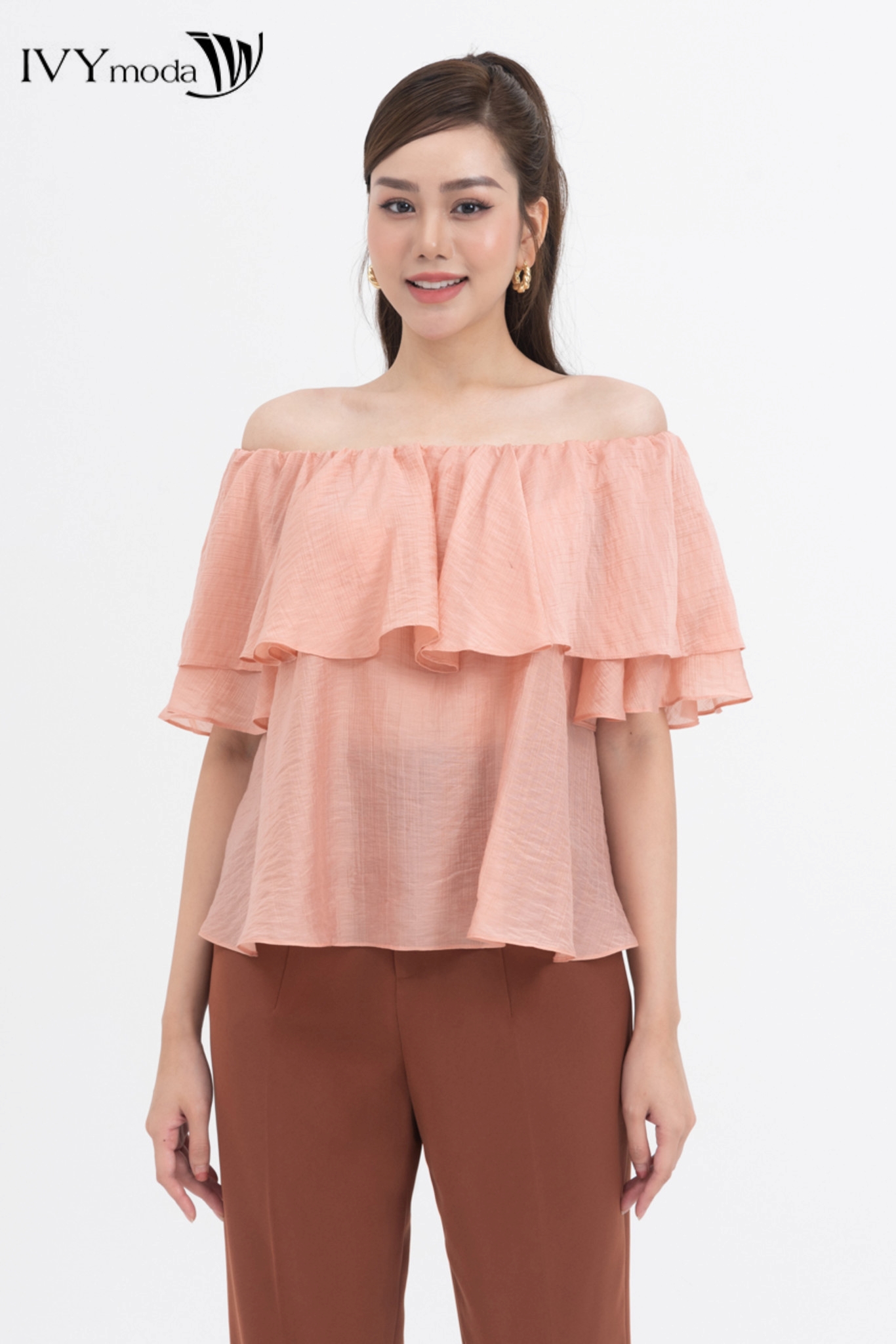 Áo lụa trễ vai dáng suông IVY moda MS 16M8245
