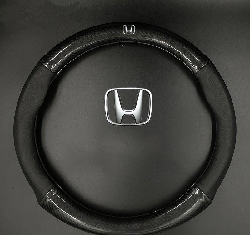 Bọc vô lăng, bọc tay lái, bọc da vô lăng cao cấp mẫu Carbon có đính kèm logo HONDA màu đen, chất liệu da dày dặn thiết kế bắt mắt Giúp bảo vệ bọc vô lăng nguyên bản một cách tối ưu