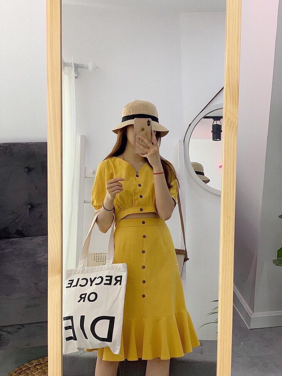 Sét áo croptop phối chân váy đuôi cá đính nút nữ tính tts0962