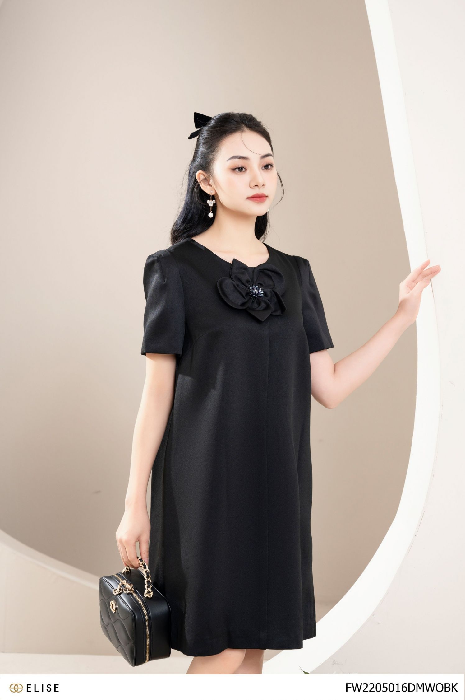 Đầm tafta suông đen đính hoa thiết kế elise fw2205016dmwobk