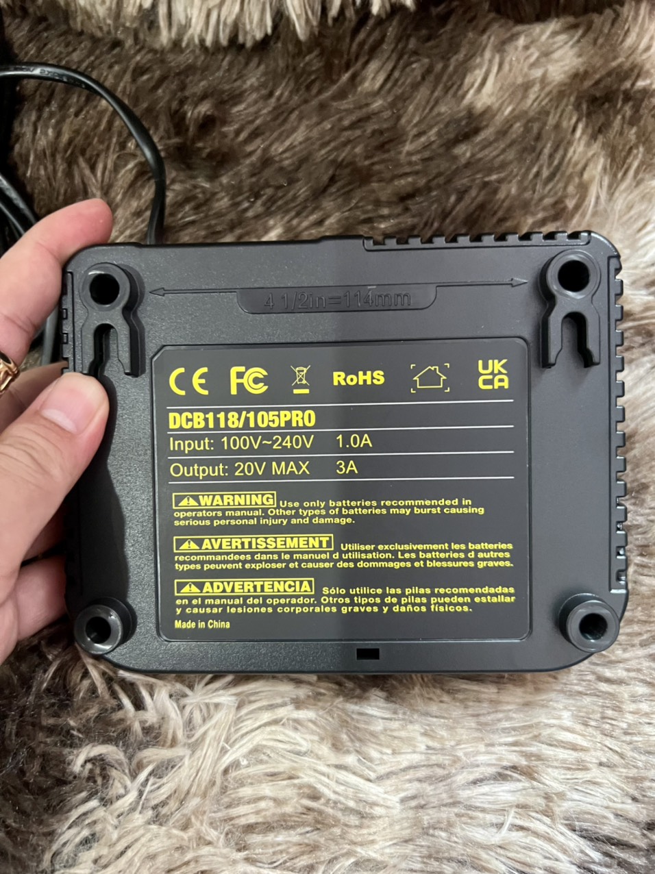 Sạc Dewalt Dcb118- 3A , Điện 220V.