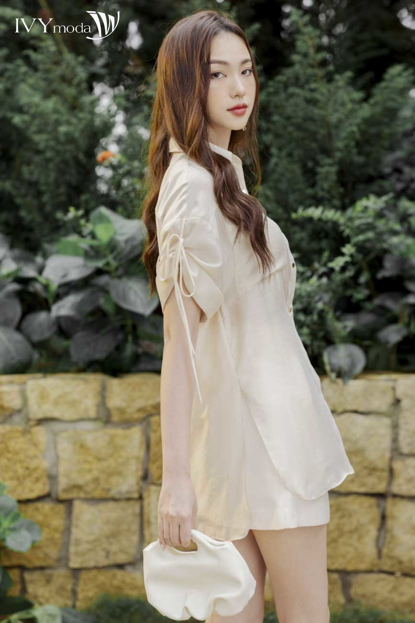 Áo sơ mi lụa dáng oversize IVY moda MS 16M8328
