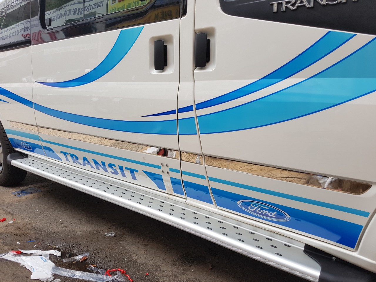 Chỉ INOX viền hông FORD Transit