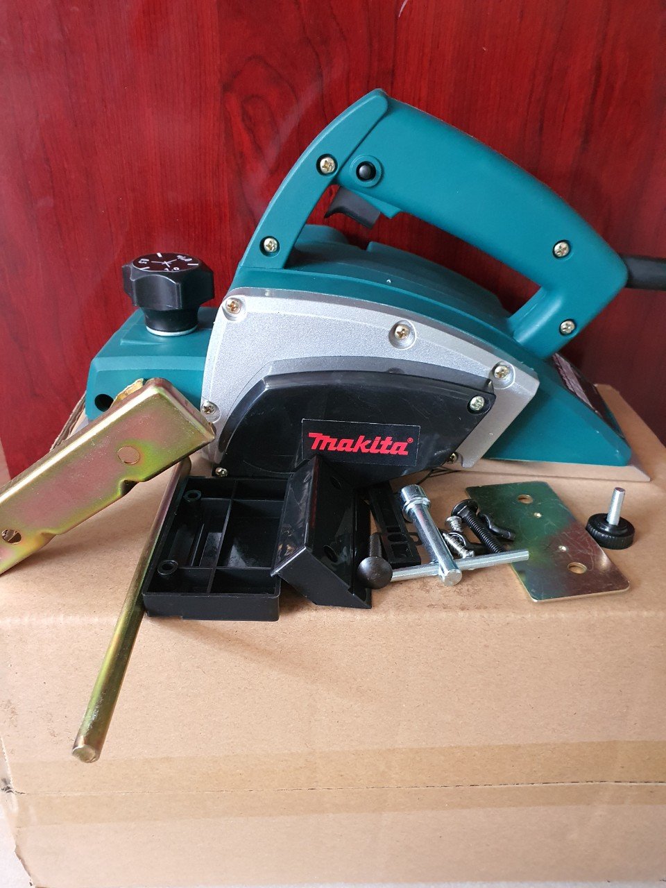 Máy Bào Gỗ makita Cầm Tay N1900B