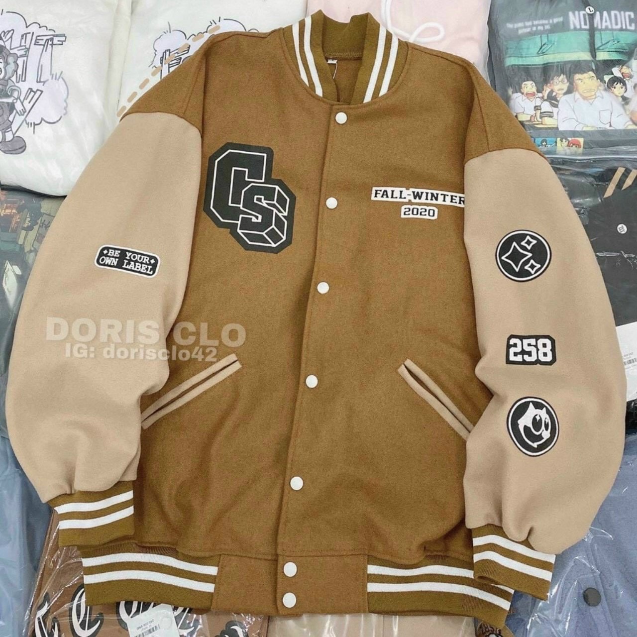 ÁO KHOÁC BOMBER NỮ HỌA TIẾT CHỮ CS LỚN CHẤT NỈ BÔNG MỀM MỊN CAO CẤP- SORA STORE