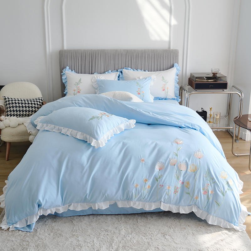 Set chăn ga gối phi lụa thêu hoa tinh tế mẫu mới.