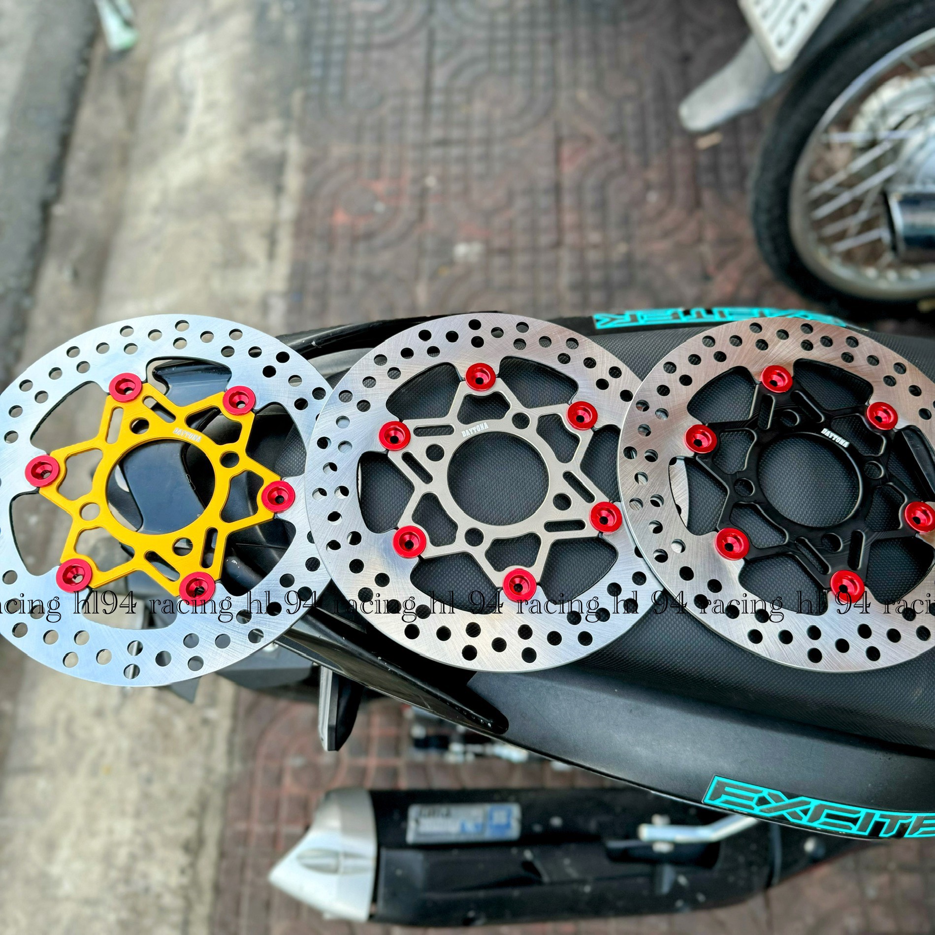 Đĩa thắng Daytona khoen đỏ 220mm lắp đặt nhiều dòng xe