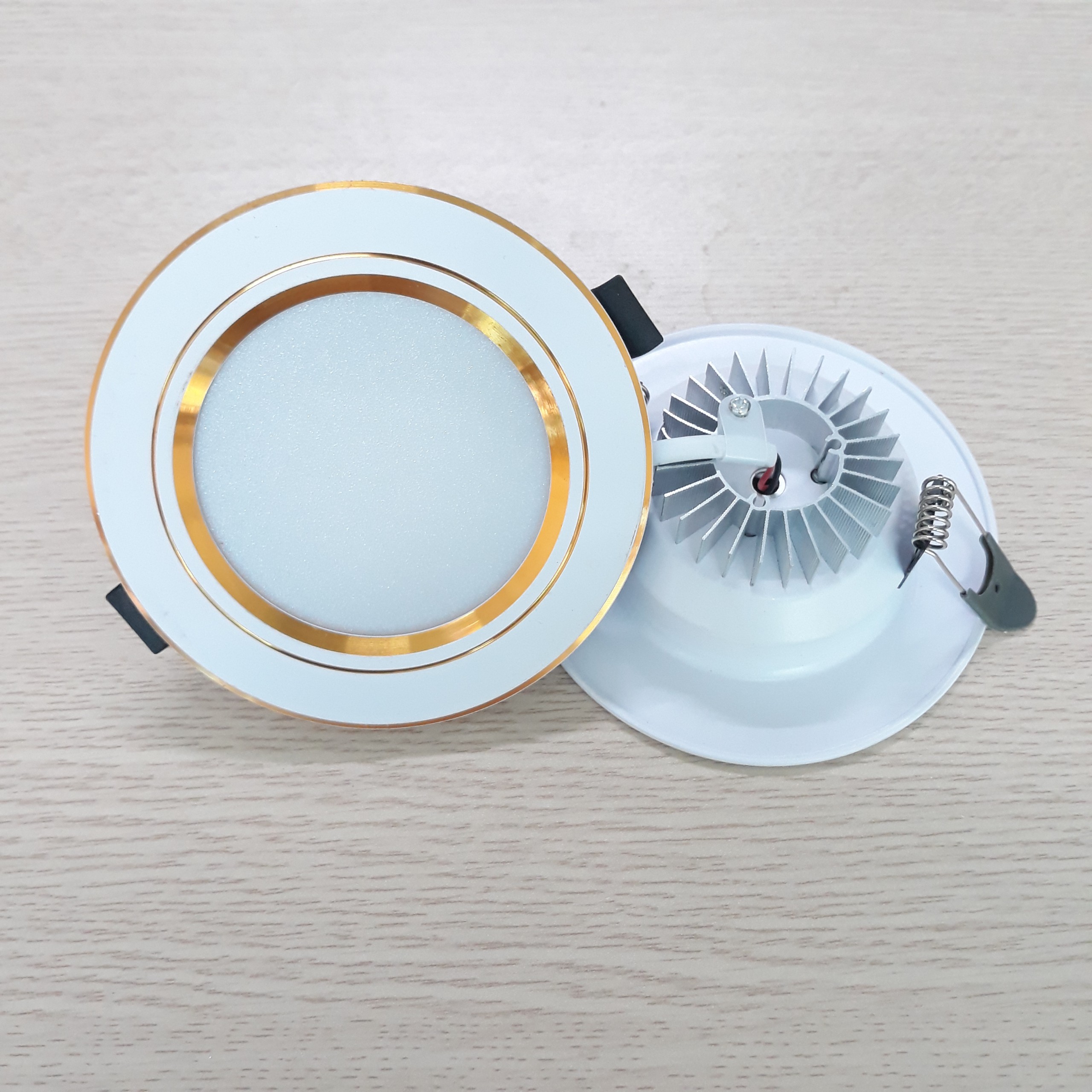 Đèn led âm trần 7w viền vàng 3 chế độ - Phi 90