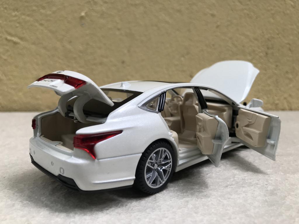 Mô hình xe ô tô LEXUS LS500h - 1:32