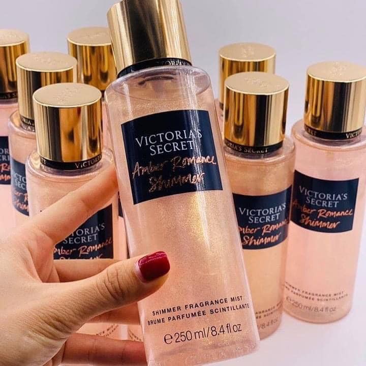 Xịt khử mùi cơ thể Romance Shimmer 250ml