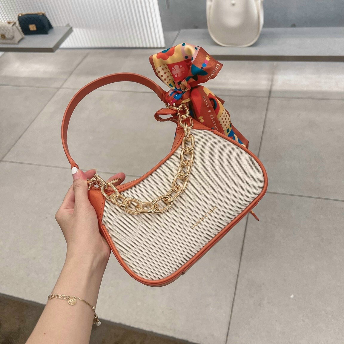 Túi đeo chéo đeo vai c n k trần ô kèm khăn lụa logo c n k size 22cm