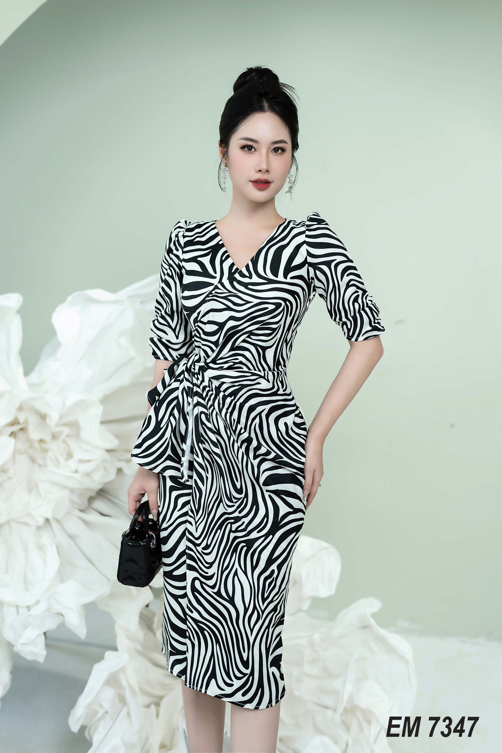 Đầm EMY EM7347 Body Midi Sọc Đen