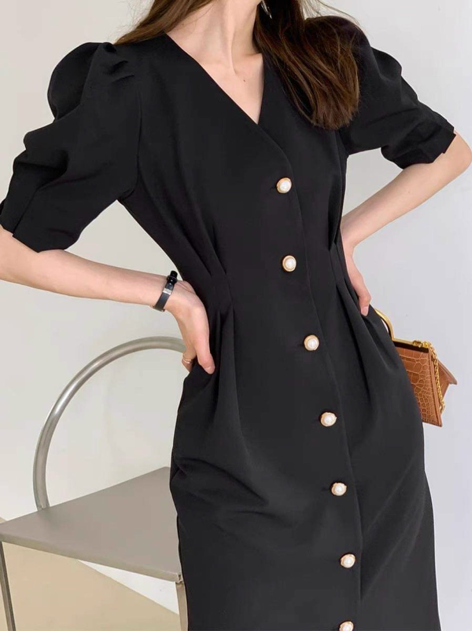 Đầm đen cổ V nút ngọc