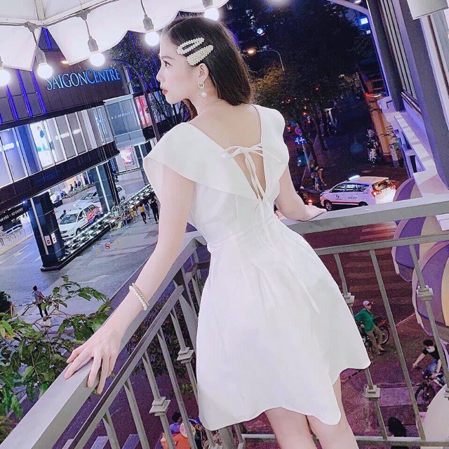 Đầm trắng cổ đắp vai