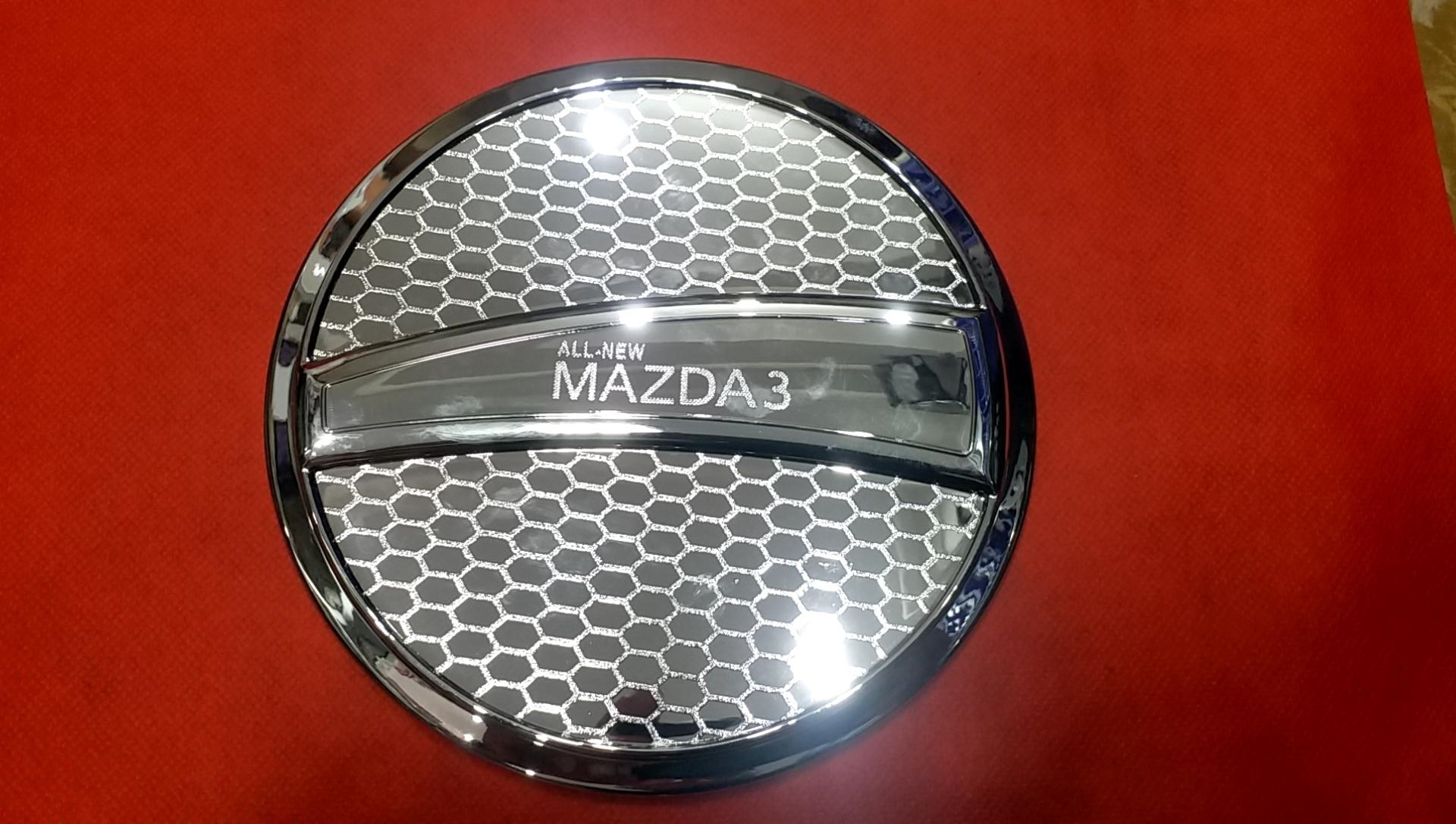 Ốp nắp bình xăng xe mazda 3 - 2020