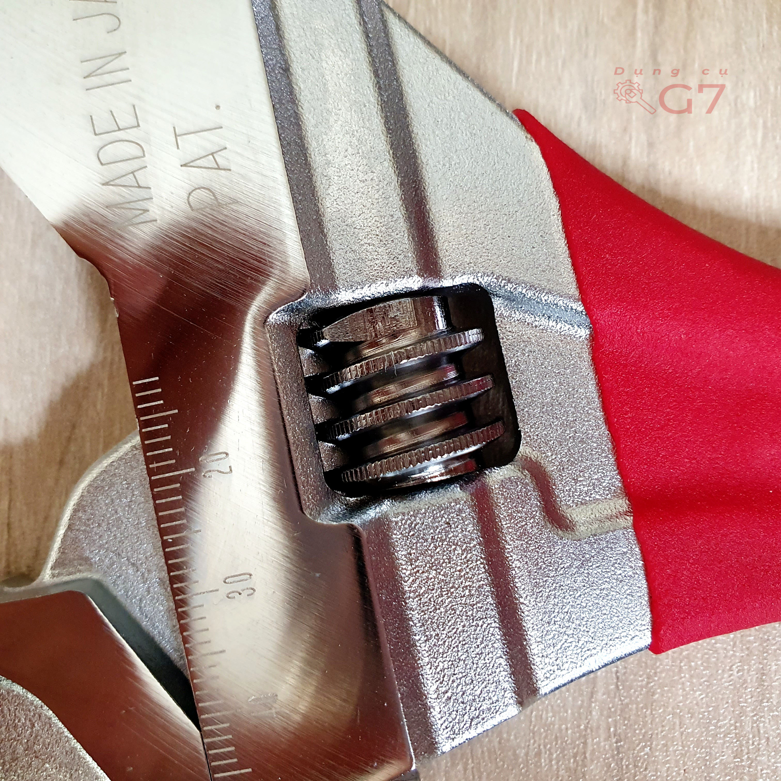 Mỏ lết Lobster UM49XD Made In Japan