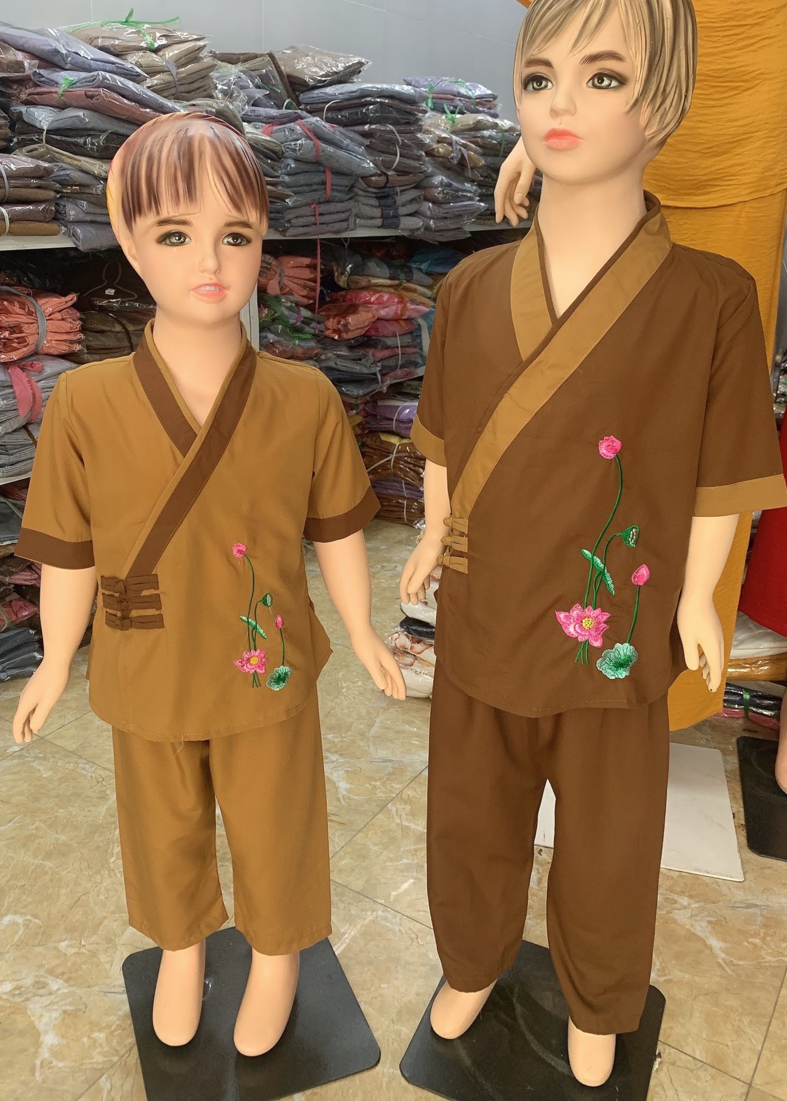 Đồ la đi chùa bé gái mẫu xéo 3 nút