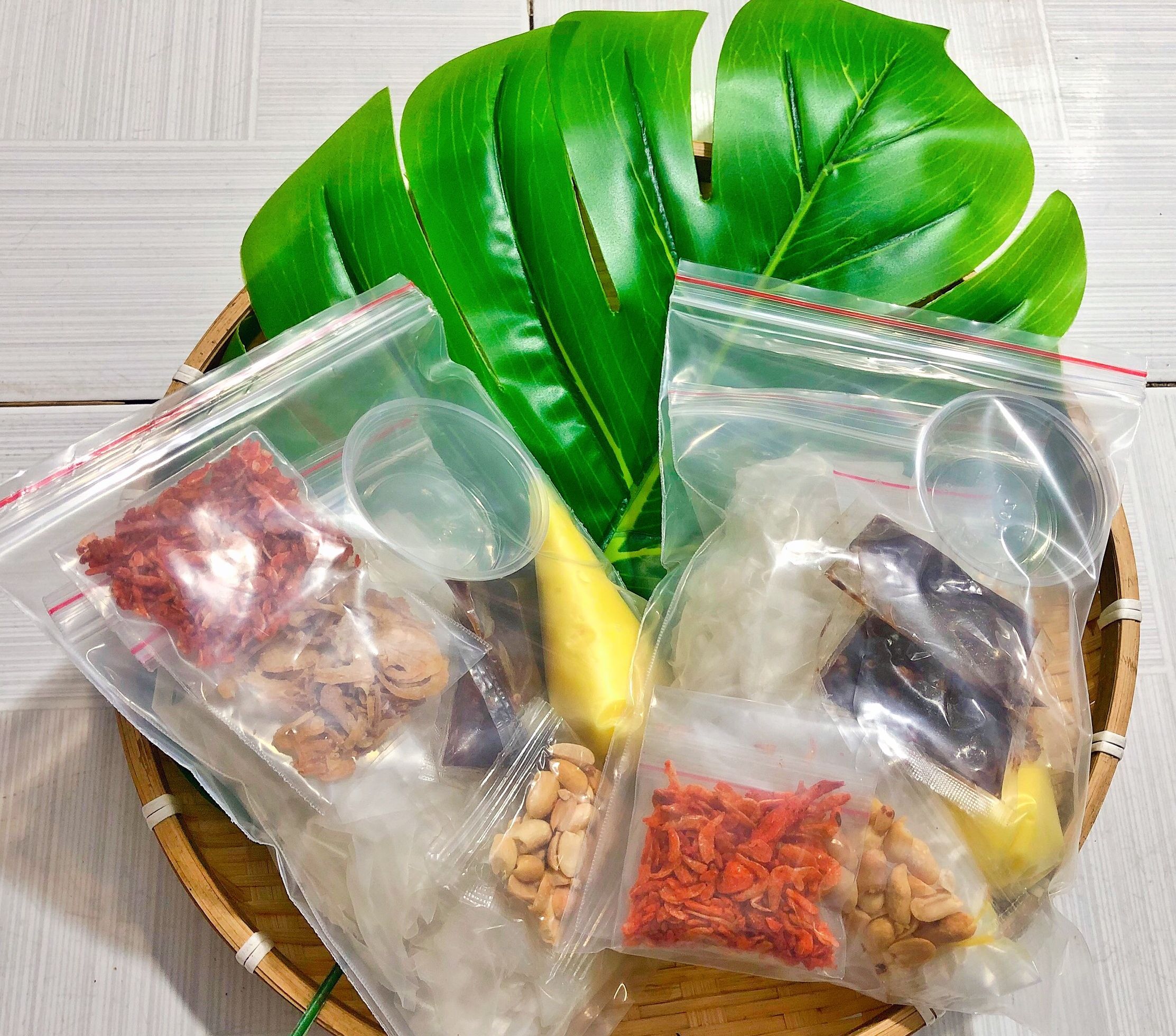 Bánh tráng sốt me hành phi bơ