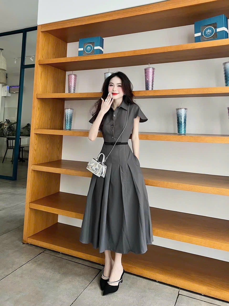 Đầm sơ mi cài nút chiết eo dáng dài xếp ly đính nơ tone màu xám nhẹ nhàng