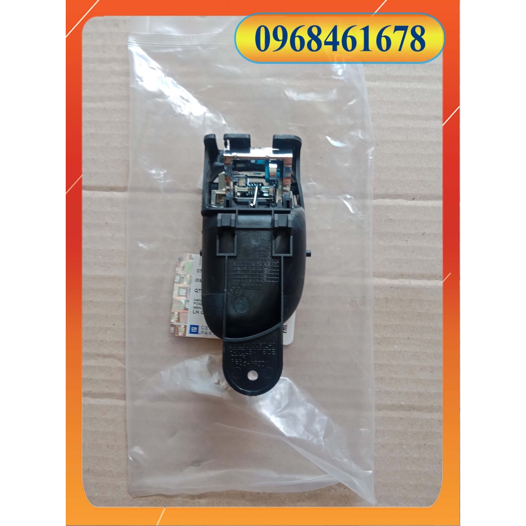 TAY MỞ CỬA TRONG VIVANT