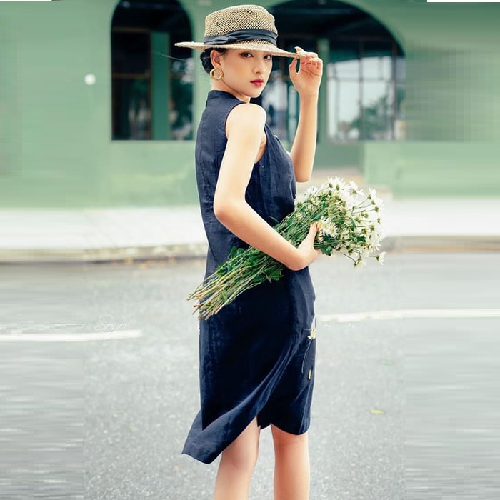 Đầm suông linen tưng premium cổ tầu sát nách thêu hoa sang trong