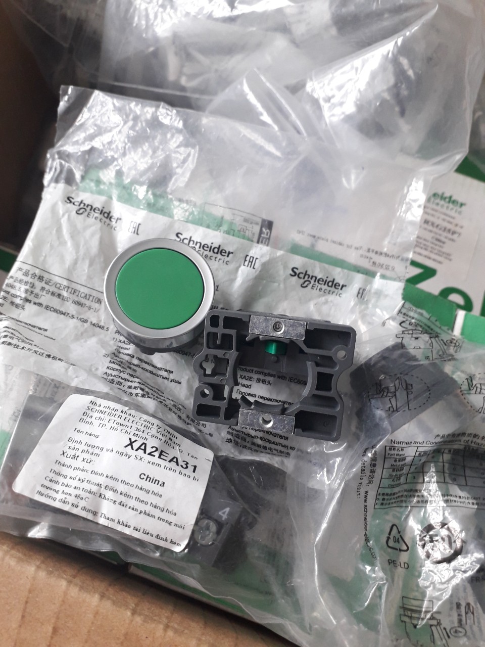 Nút nhấn nhả XA2EA31 Schneider phi 22 1NO màu xanh
