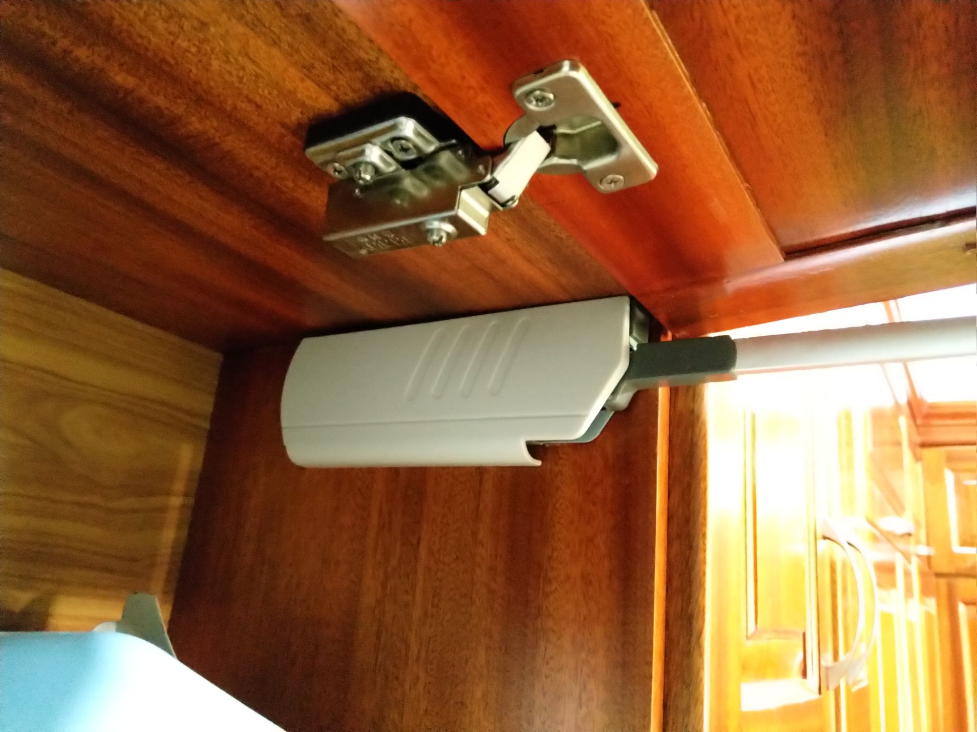Tay nâng hạ cánh tủ bếp Lga