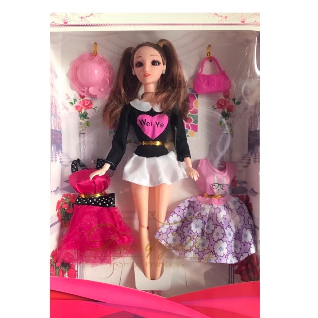 Búp bê và 2 áo đầm