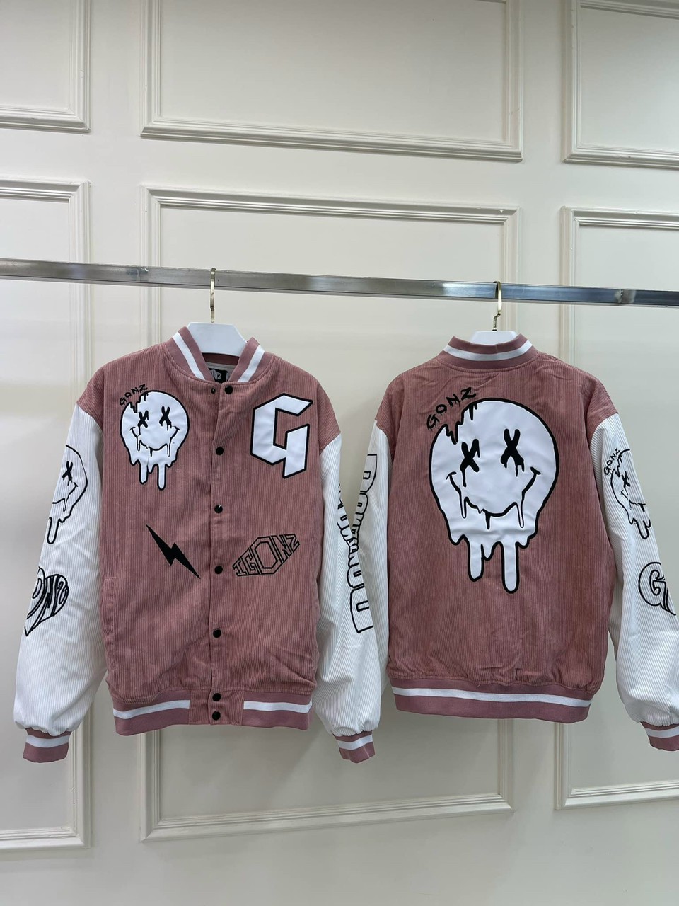 Áo Khoác Nhung Bomber Kiêu Cúc Bấm Thêu Hình Icon Mặt Cười, Chất Liệu Vải Nhung Cao Cấp Mẫu Hot Trend. TP