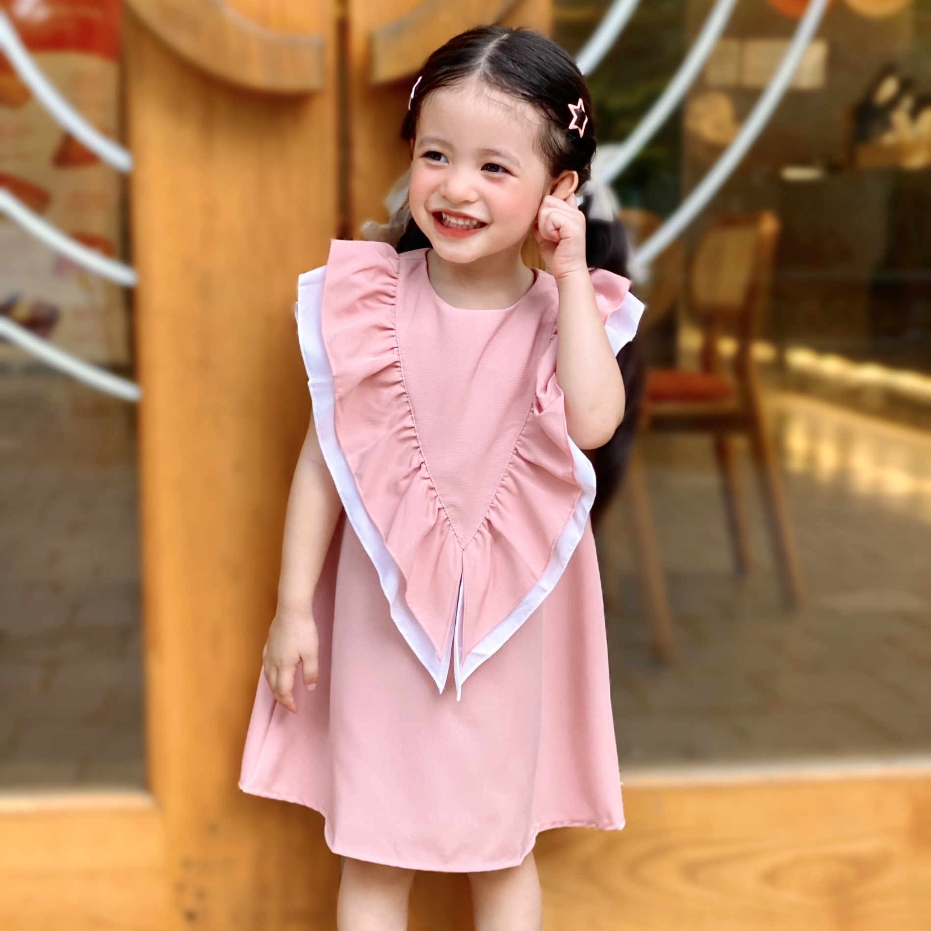 Đầm đỏ cổ tim ngắn tay, chân váy xếp ly