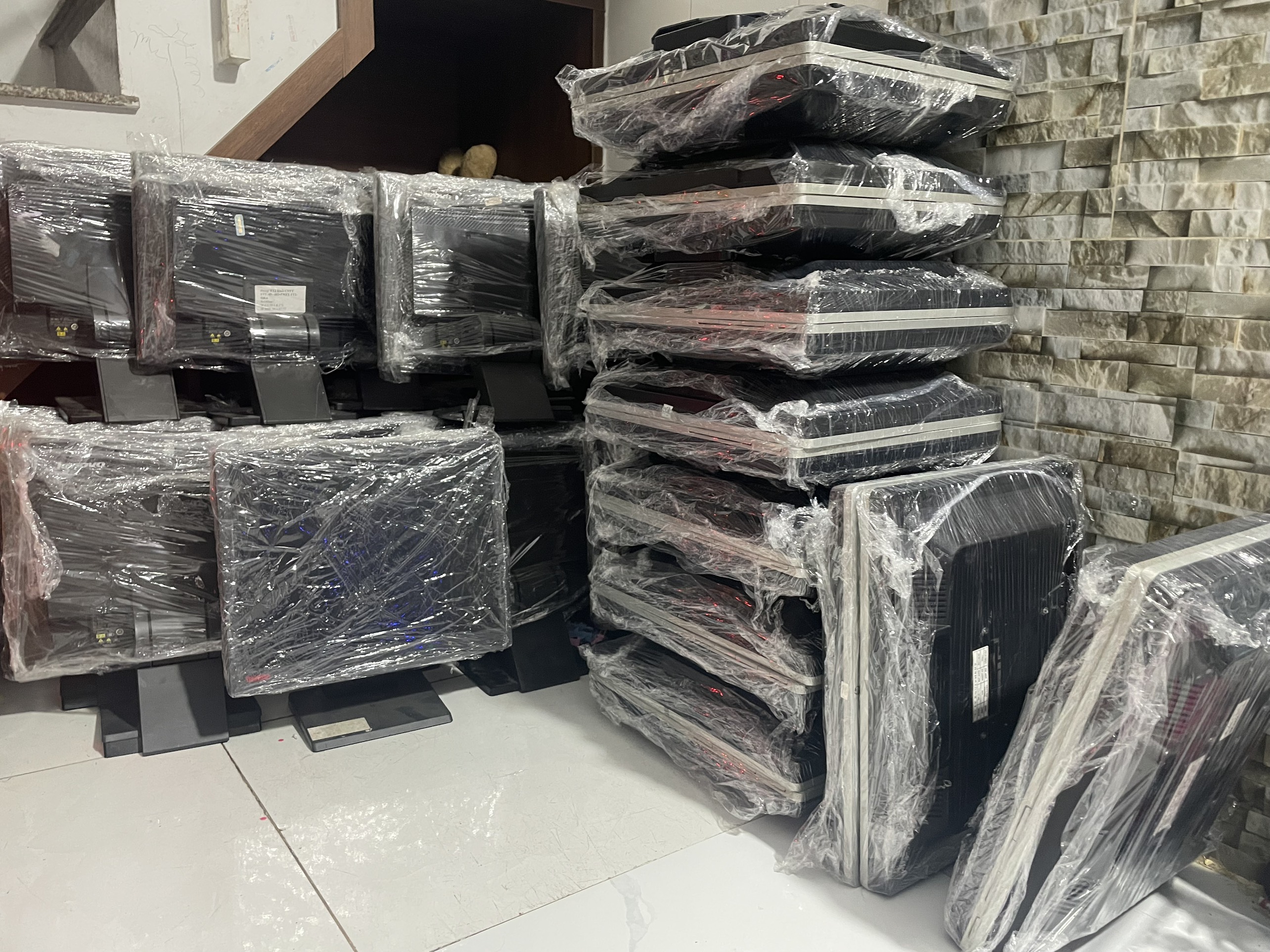 Màn hình máy tính Lenovo 15in đen - Vuông 15 inch hàng đẹp giá full dây kết nối