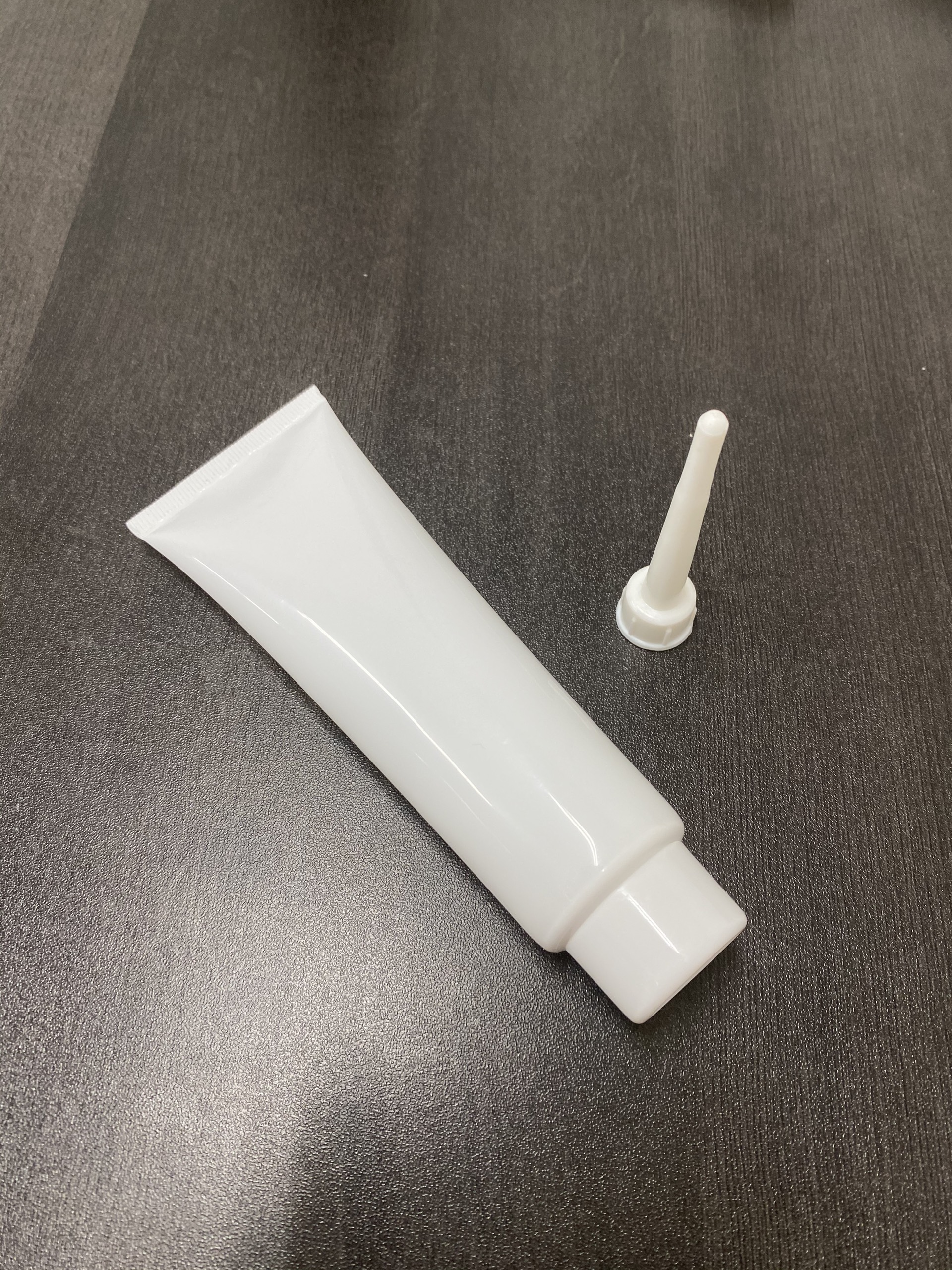 Tuýp nhựa nền trắng 100ml (Fi35) (Bộ nắp vặn và vòi)