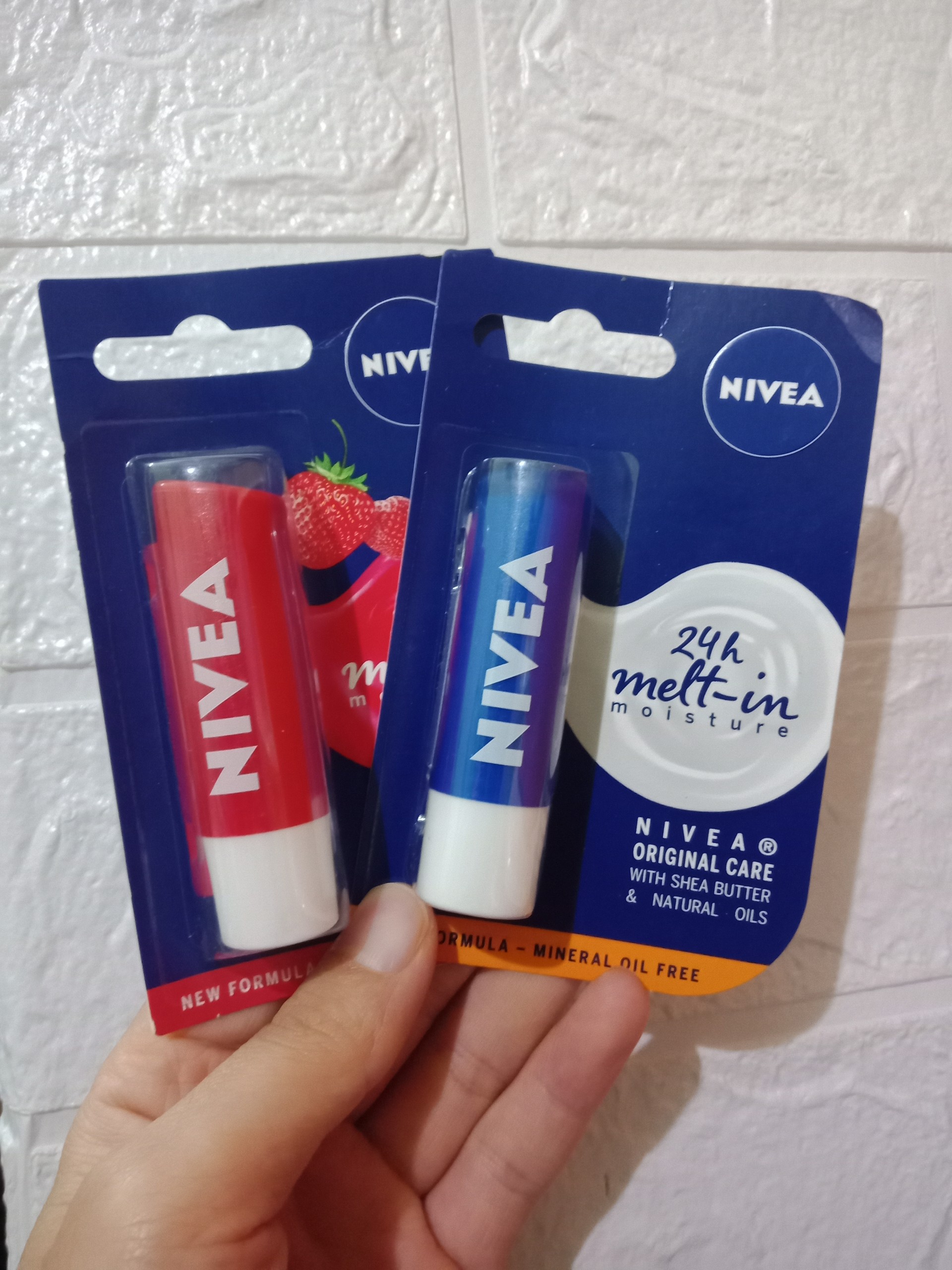Son dưỡng môi Nivea có màu hương dâu