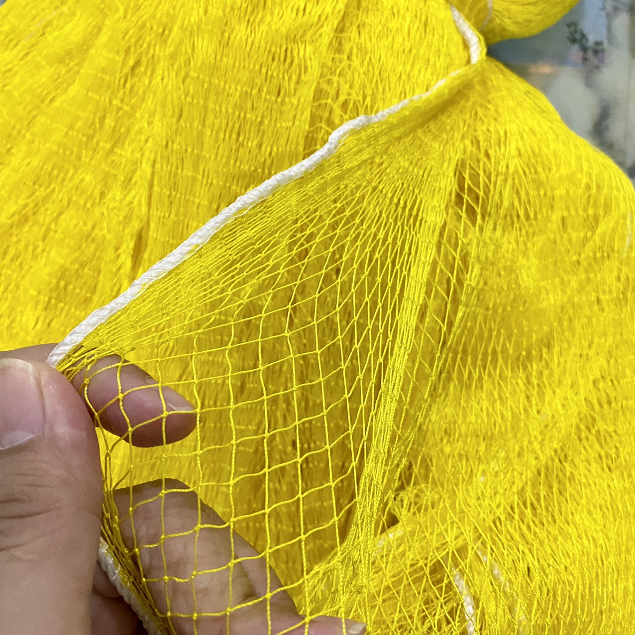 Lưới bắt cá tôm tép nhỏ mắt mau màu vàng (cạnh 2m)