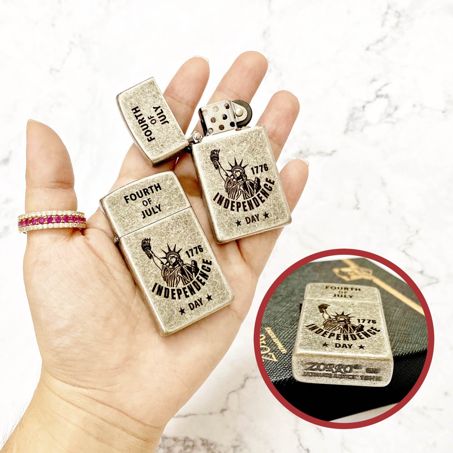 BẬT LỬA ZIPPO SLIM ZORRO - BẠC CỔ HÌNH NỮ THẦN TỰ DO (NGÀY ĐỘC LẬP HOA KỲ 1776) (FILL BOX) - (XÀI XĂNG)