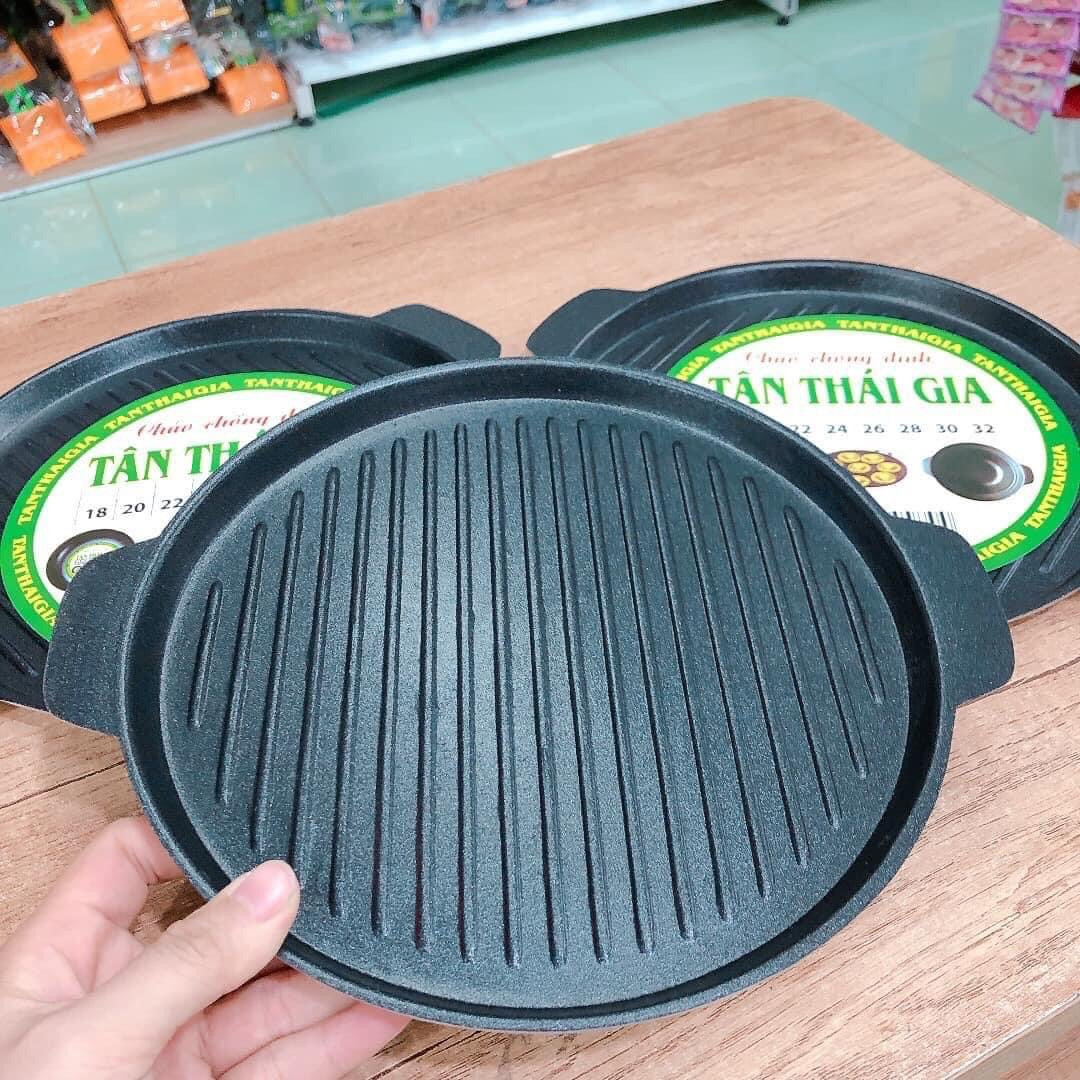 Đĩa Nướng Thái Gia 22CM, Chất liệu Hợp kim nhôm chống dính- Sản phẩm được đúc thủ công nguyên khối, dày dặn, bền bỉ với thời gian không lo bị hỏng. Với ưu điểm làm nóng nhanh, giữ nhiệt tốt và không gian
