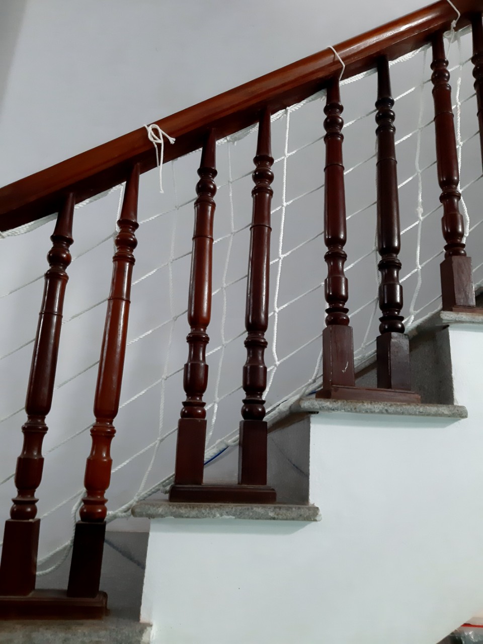 lưới chặn cầu thang lan can bảo vệ trẻ em