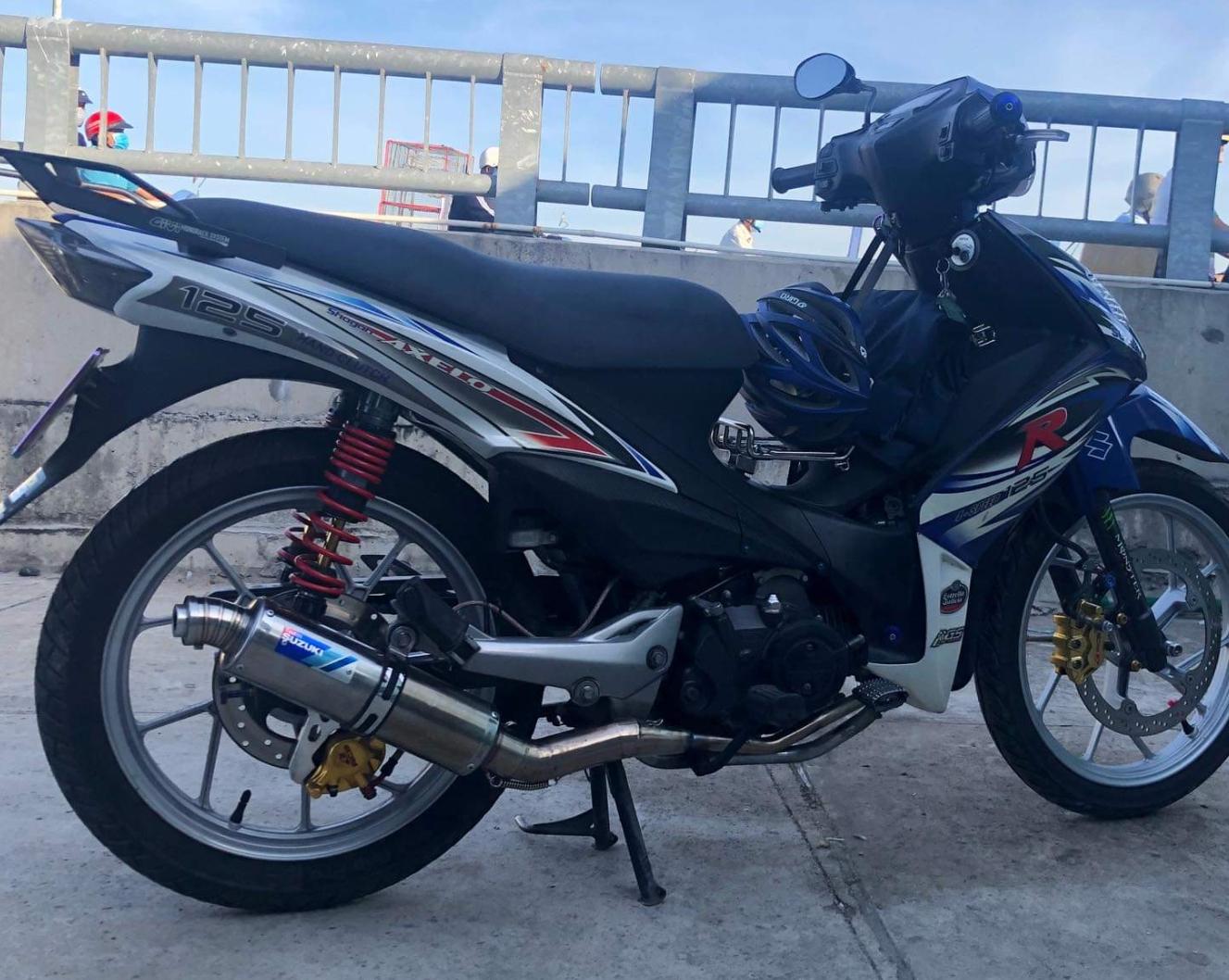 Tem xe axelo chữ r đỏ