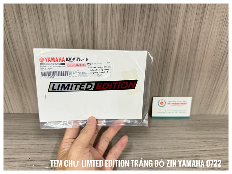 Tem chử Limted Edition Trắng Đỏ ( Ốp bụng dưới yên ) Janus 2020 Đen Nhám ( 1 Miếng ) BJ7F179L1000