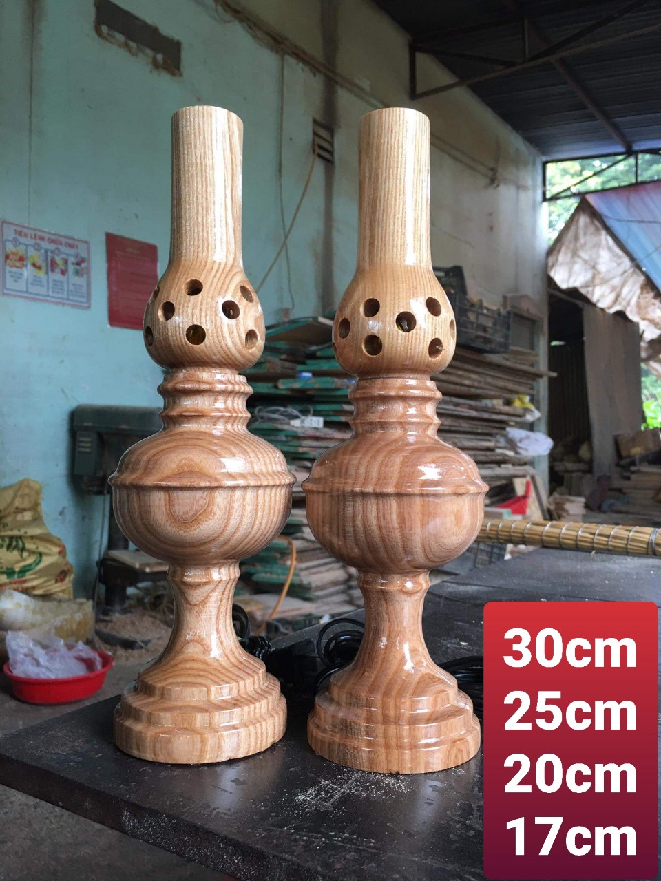 Đèn thờ gỗ  tự nhiên cao cấp để ban ( một đôi )